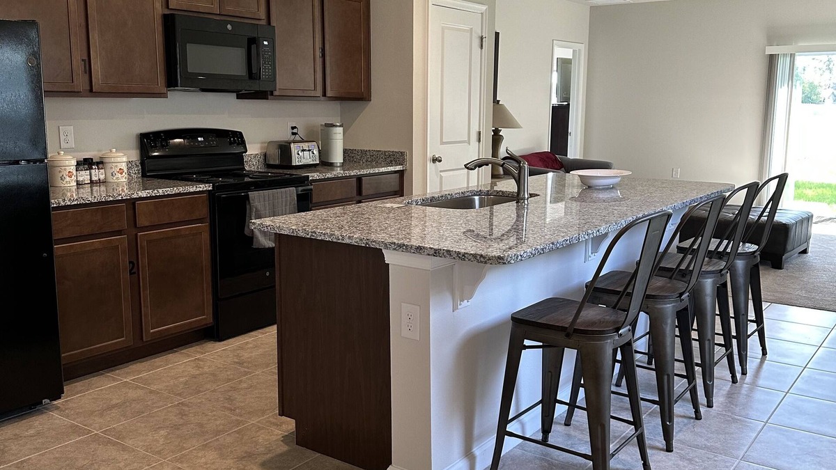 Zephyrhills House | New build quiet home 3 bedrooms 2 bathrooms with park like back yard