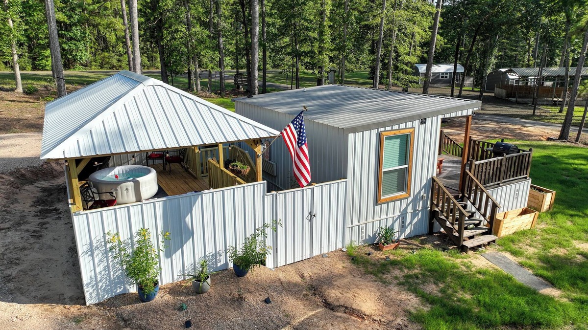 South Toledo Bend House | "New Build-Tiny House” Sleeps 3 HotTub Private Gazebo 🐾 friendly BBQ/5 acres