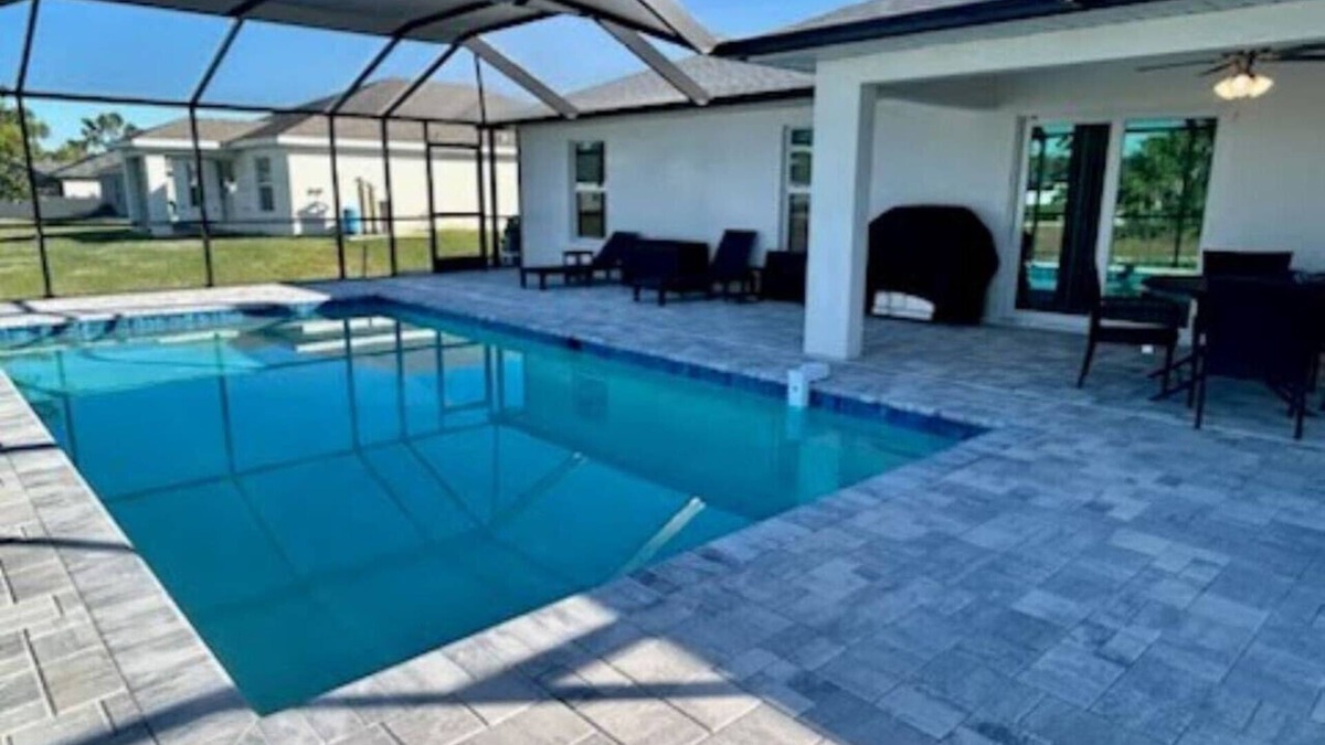 Jacarandas House | New Build W/Heated Pool! Perfect for 2 families!