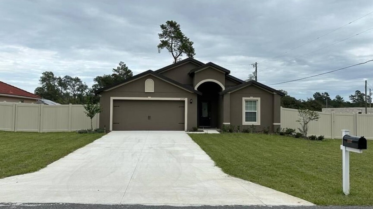Ocala House | New Built Spacious Vacation Home with Privacy Fence & Two Entertainment Areas