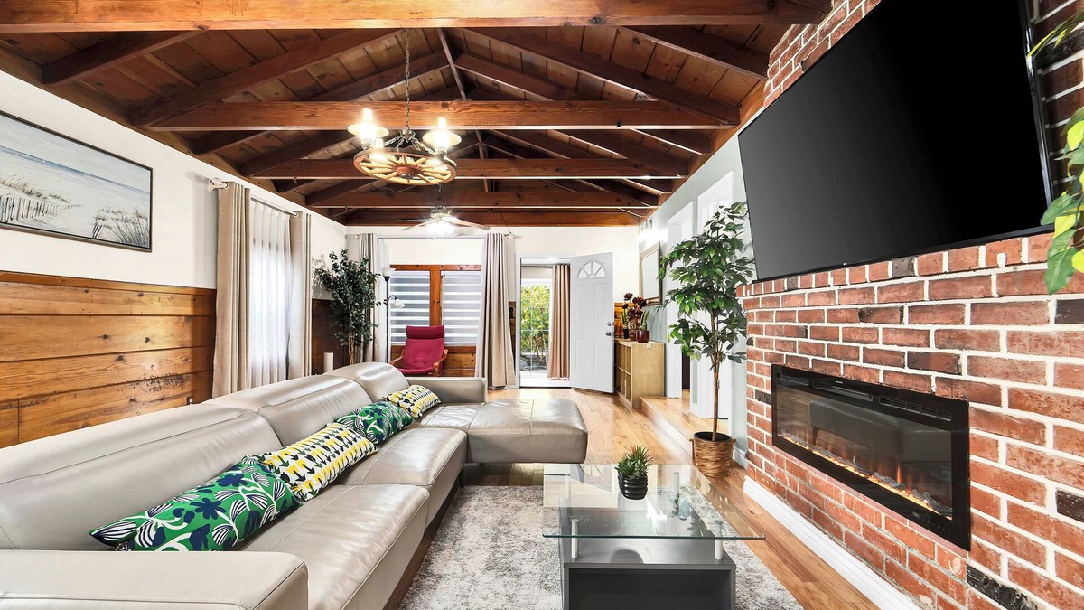 Madrona House | NEW-by the Beach, KingBed, 11miles to LAX, 5b in Torrance fast WiFi & AC