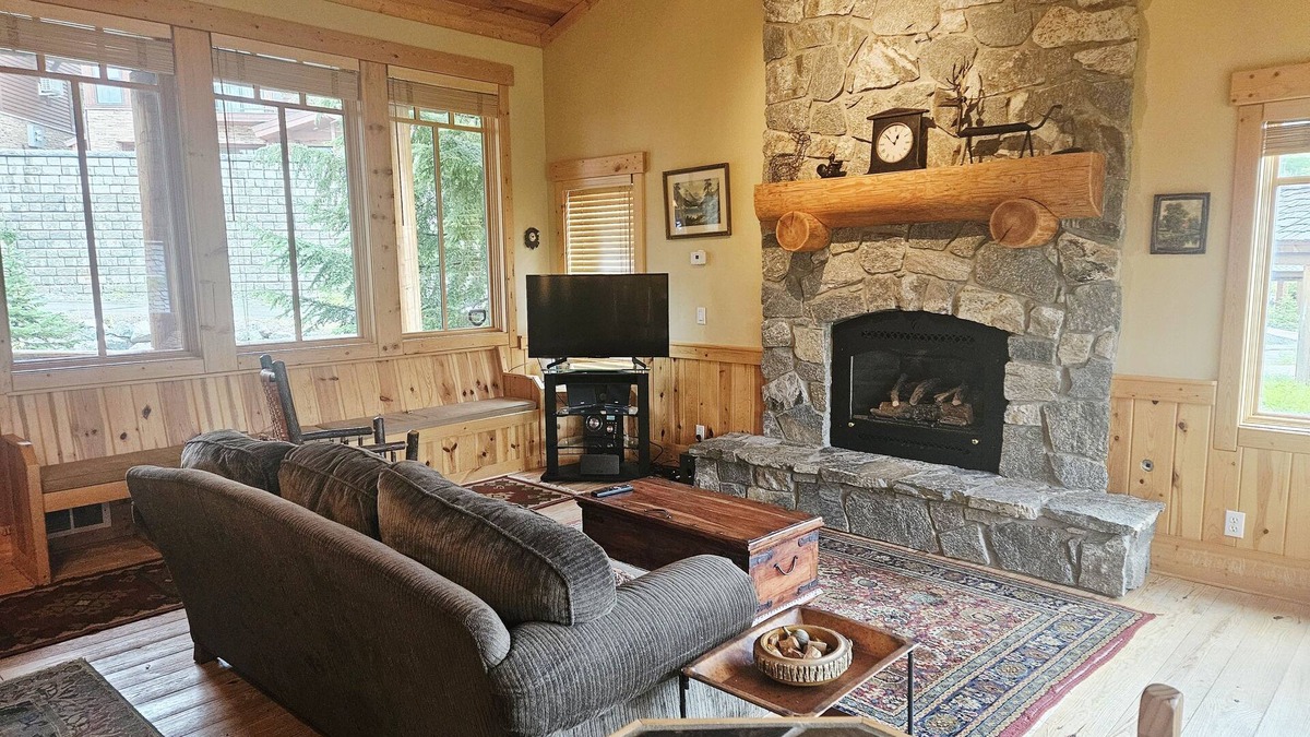 Sandpoint Cabin | NEW! Cabin 1 - 4BR Retreat w/Hot Tub & Extra Studio