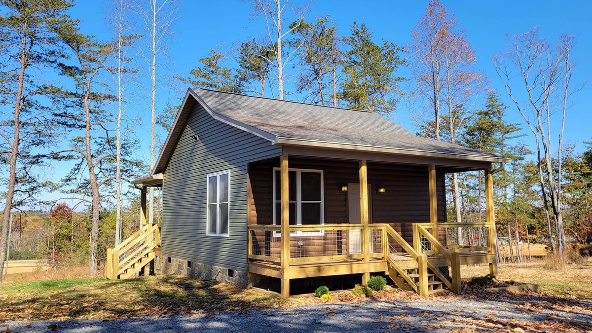 Pinnacle Cabin | New cabin- access to horse trails, Pilot Mtn & Hanging Rock St. Pks