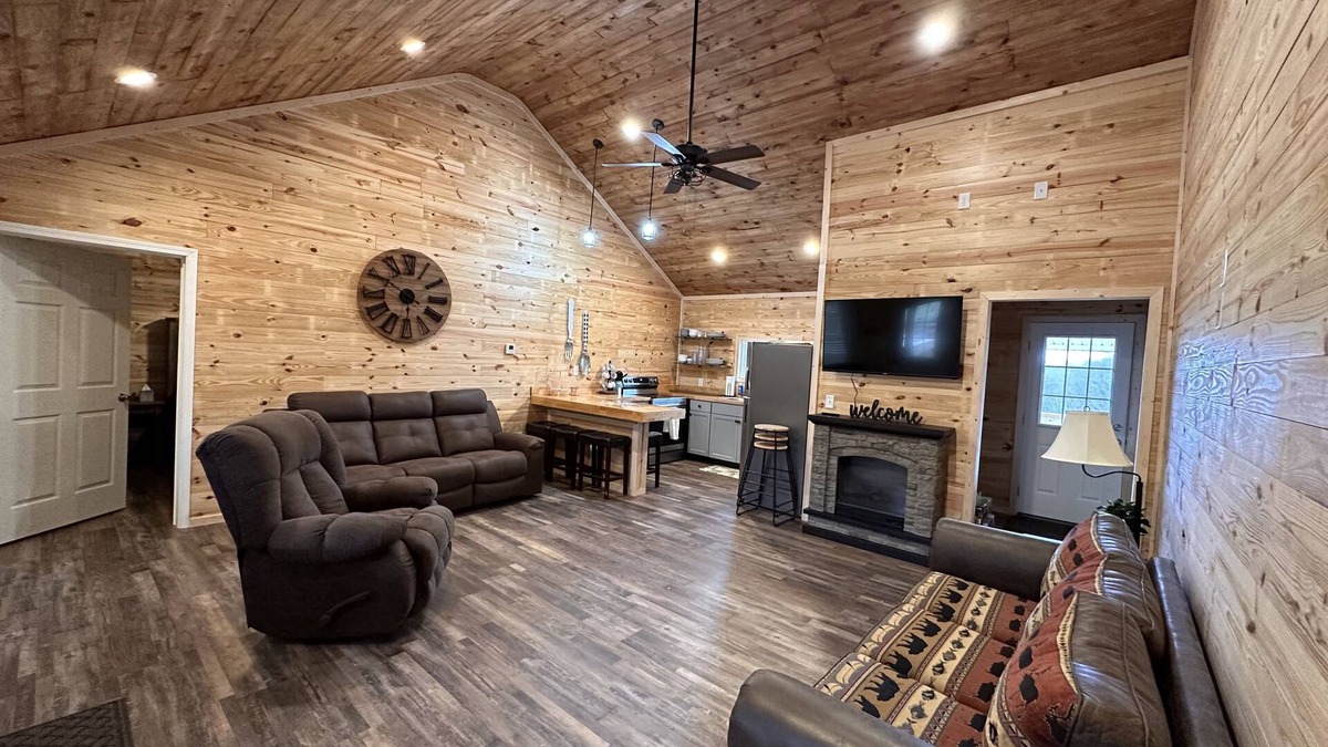 Bluewell Cabin | New Cabin built in 2022. 2 minutes away from multiple trailheads! Sleeps 8