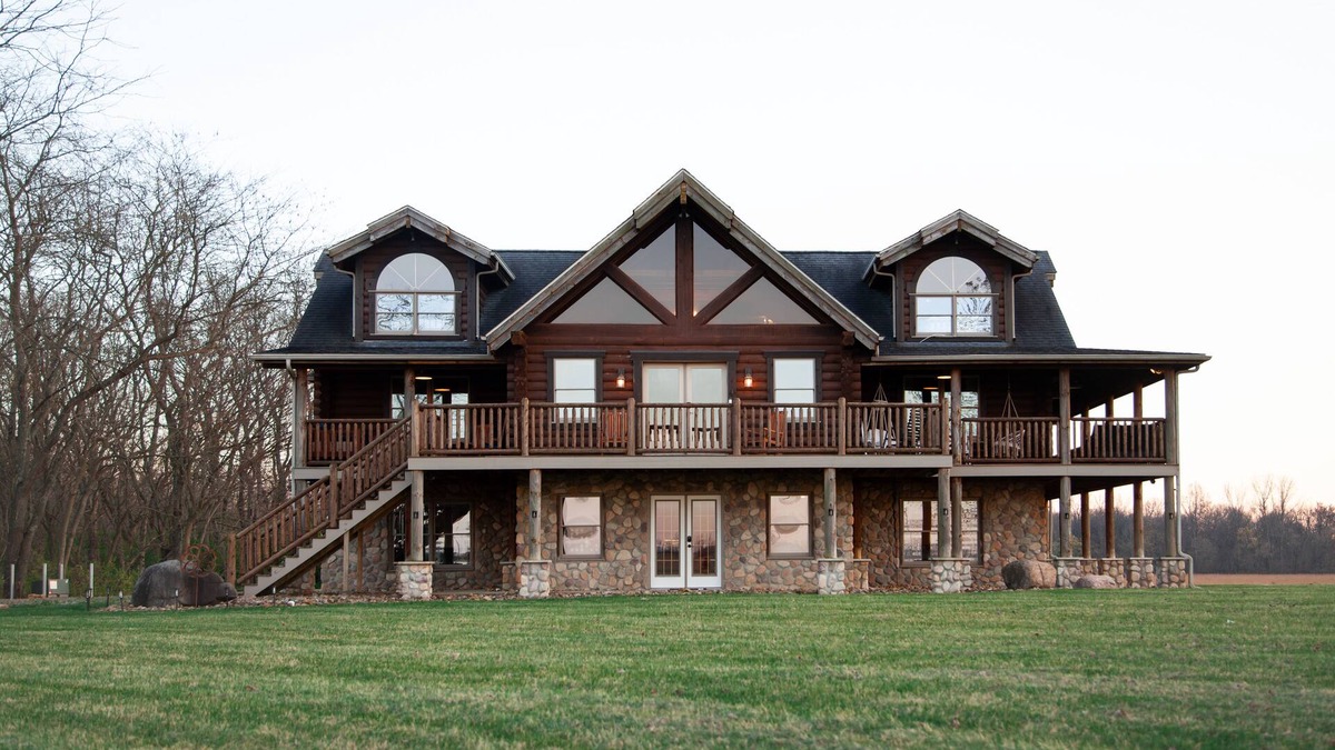 Chillicothe Cabin | NEW CABIN! Hot Tub, Gazebo, Wraparound Deck, Sleeps 14. Drive to Hocking!