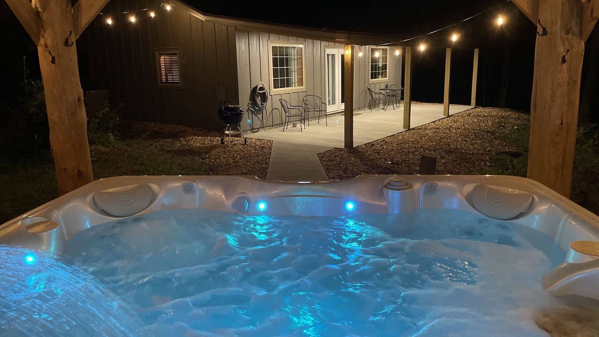 Anna Cabin | New cabin in the woods with private hot tub
