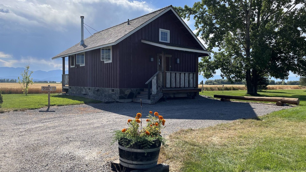 Somers Apartment | New Cabin on a 300 acre farm with Spectacular views of Flathead Lake