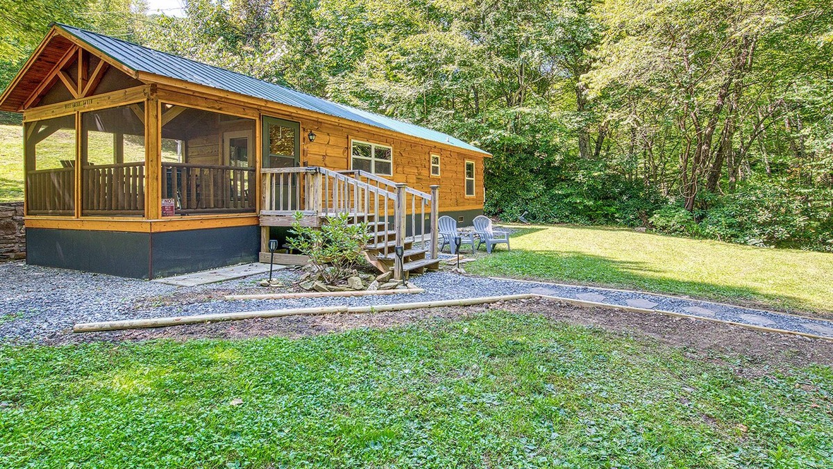 Maggie Valley Cabin | New Cabin on the creek, catch your trout, firepit, and near ski resort