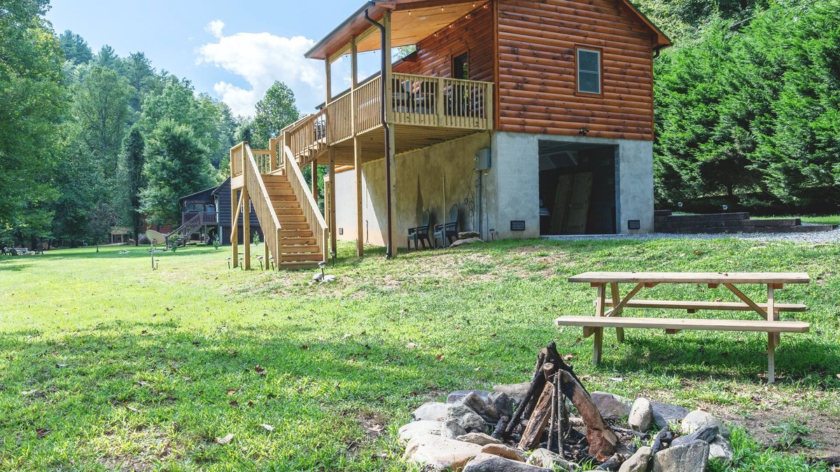 Deep Gap Cabin | New Cabin with Fiber OPTICS WIFI,HOT TUB, STOCKED CREEK