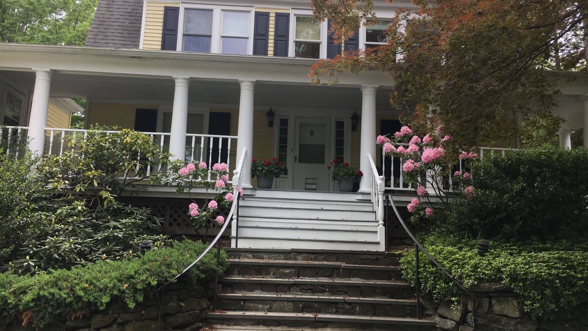 New Canaan House | New Canaan-Great Fairfield County Location. Walk to Town. Walk to Train