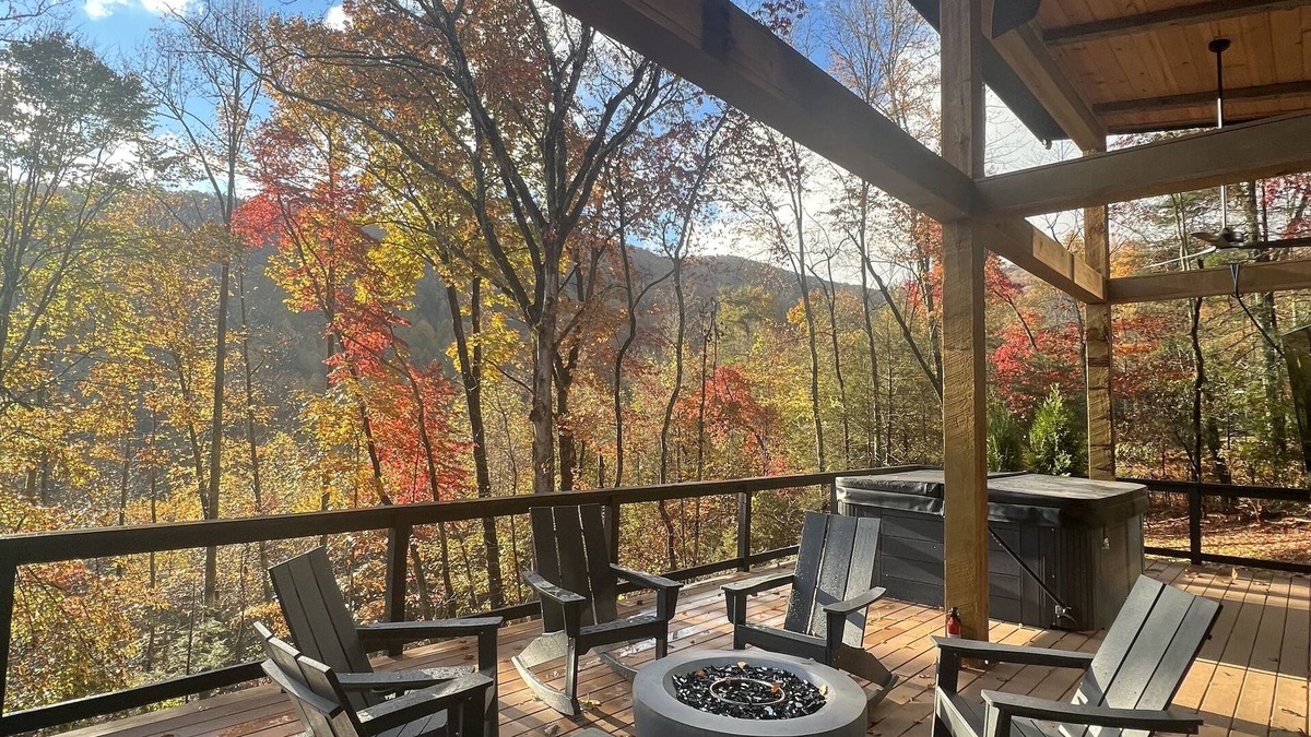 Clayton Cabin | NEW! CAPER Treehouse: modern cabin-HOT TUB VIEWS!
