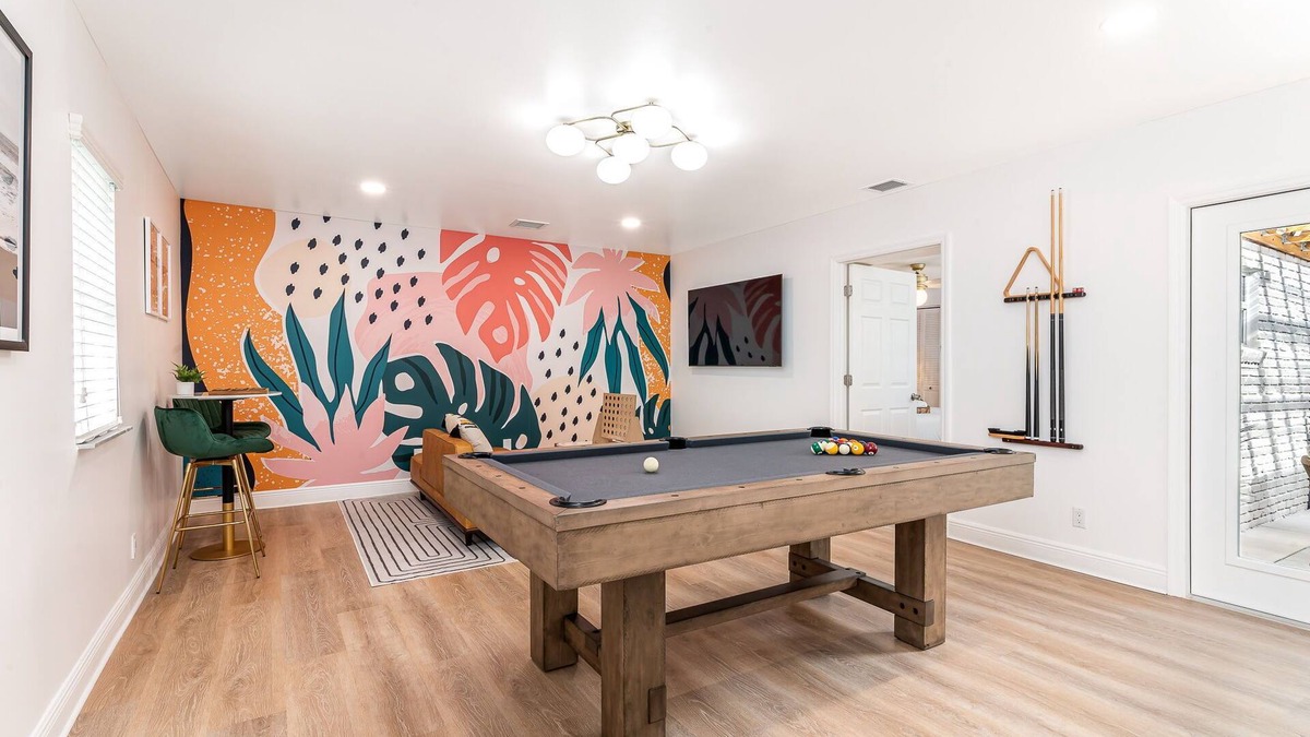 Middle River Terrace House | NEW ~ Casa Olita retreat w/pool table - 5 mins from the beach!