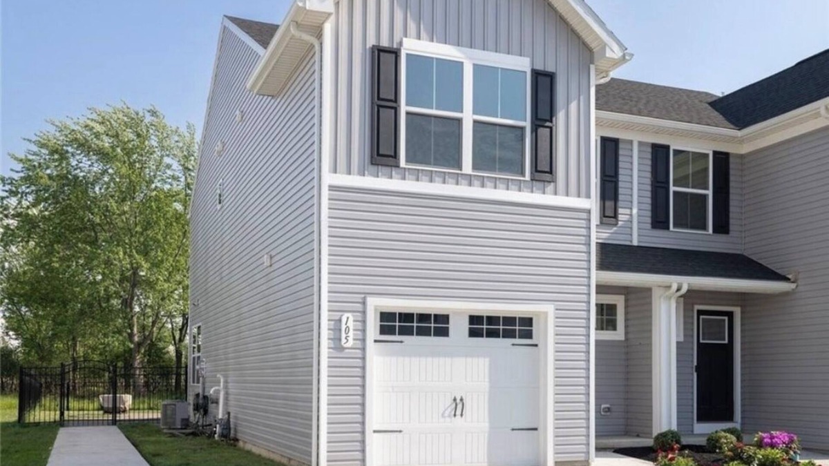 West Seneca House | New, central spacious stadium townhome in West Seneca. Fully furnished, WiFi, AC