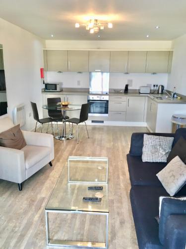 Woking Apartment | New Central Woking 1 and 2 Bedroom Apartments with Free Gym, close to Train Station