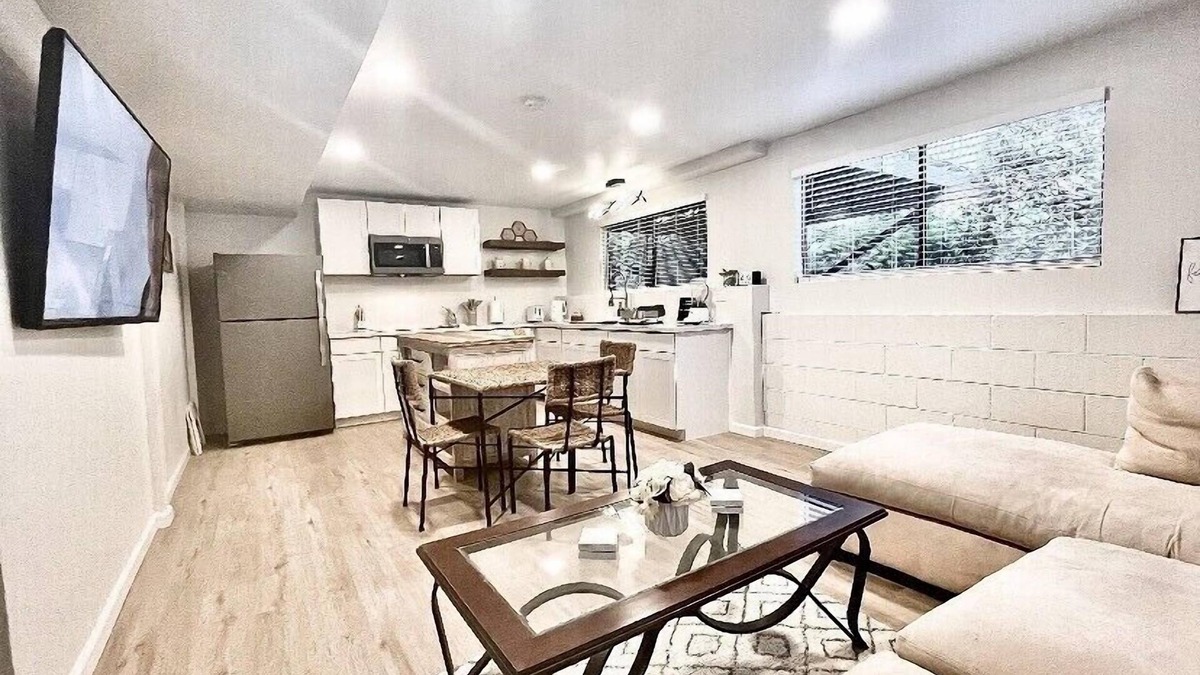 Prunedale House | New, Centrally Located guest house with Modern Amenities and Private Hot Tub