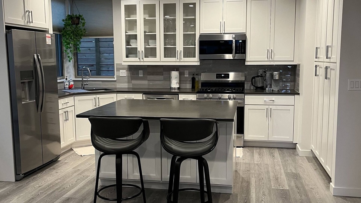 Ballard House | New centrally located townhouse with rooftop deck. Walk to restaurants and shops