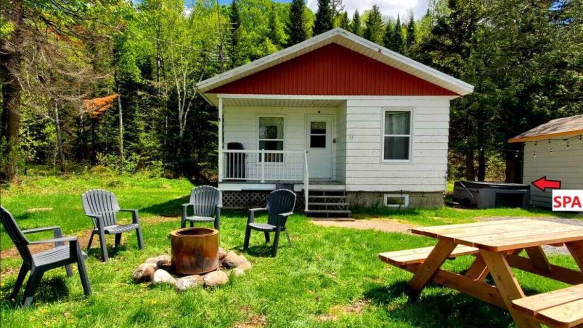Saint-Tite-des-Caps Ski Chalet | New! Chalet with spa in the forest- Nature awaits!