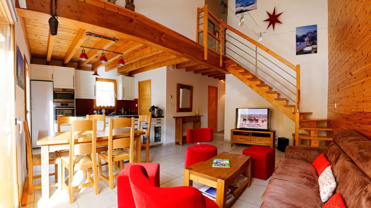 La Salle-les-Alpes Ski Chalet | New chalet, rated 4 * sleeps 8, close to the slopes, mountain view, 92 m2