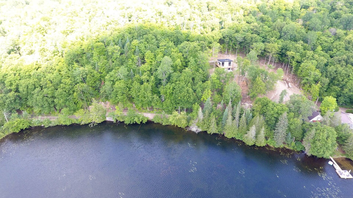 Amherst House | New chalet with lake and mountain views 15 minutes from Tremblant!