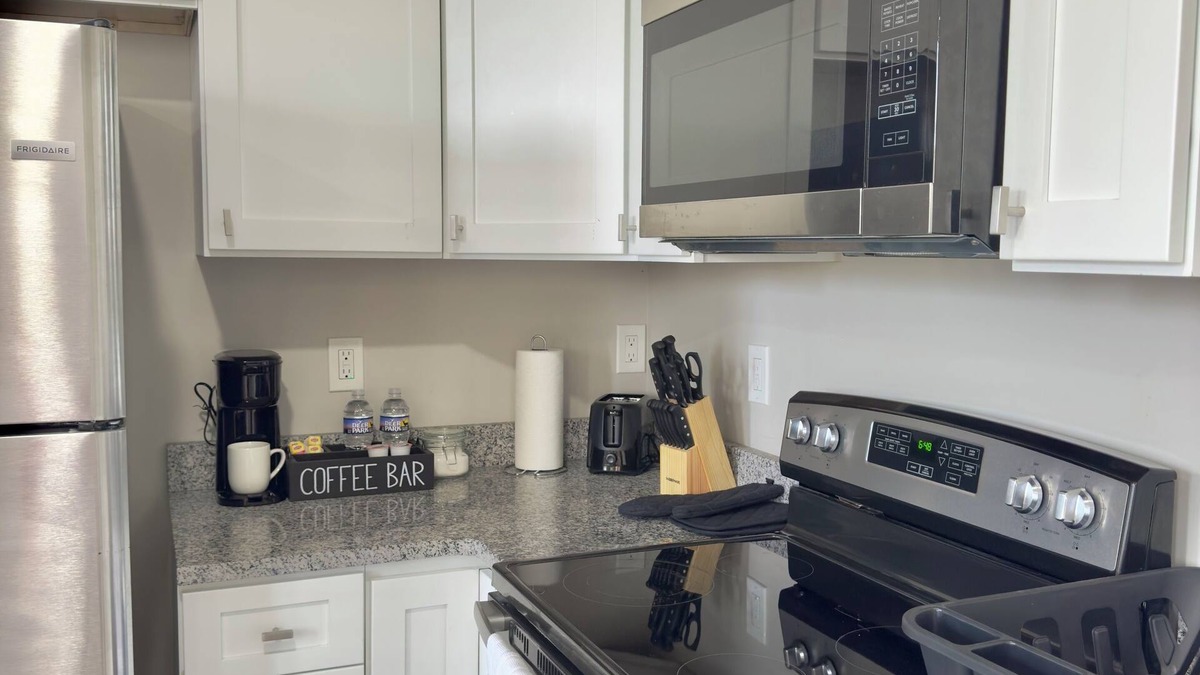 West Pittston Apartment | New ~ Charming 1-bedroom apartment with AC and WiFi in Dwtn Pittston