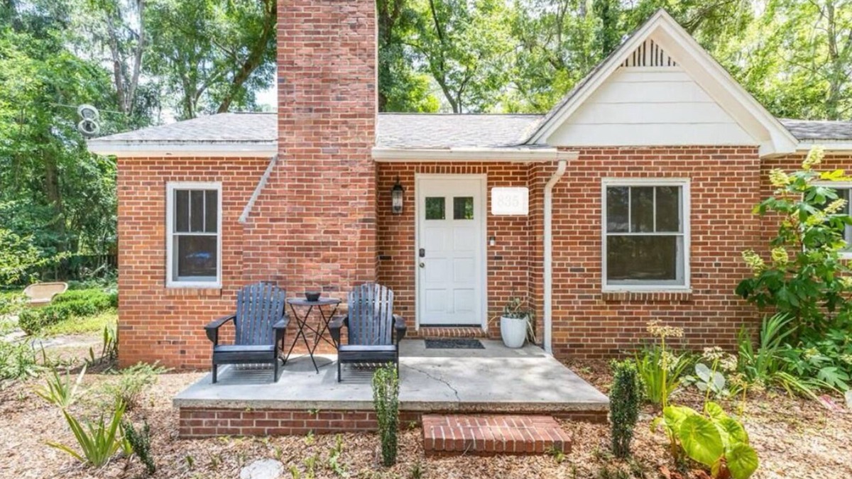 Gainesville House | NEW! Charming 2-Bedroom House - 0.8 Mile Walk to Stadium and Midtown! n