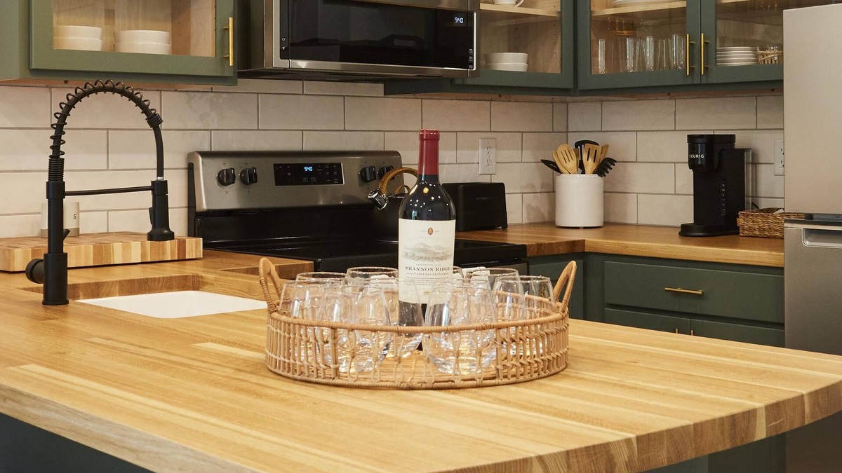 Green Lake Apartment | New & Charming 2 Bedroom Apartment