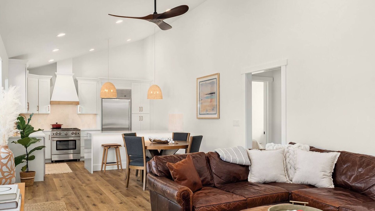 Fall City House | NEW! Charming 2-bedroom Modern Cottage in peaceful Fall City with AC and Views
