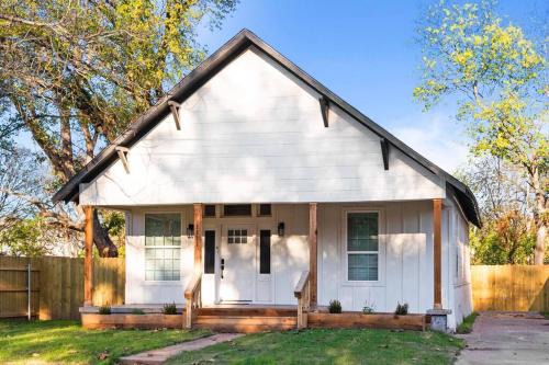 Waco House | New Charming 2-Bedroom Home Minutes to Downtown