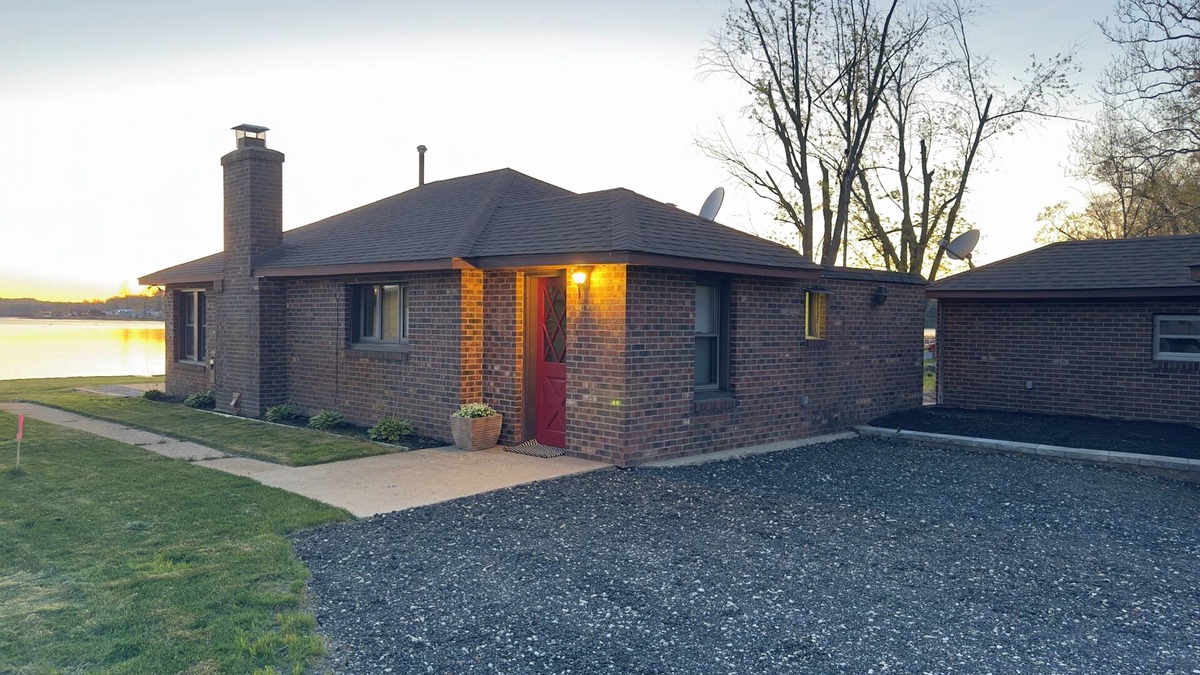 Delton Cottage | NEW Charming 3-bedroom cottage with Sandy Beach and Great Views