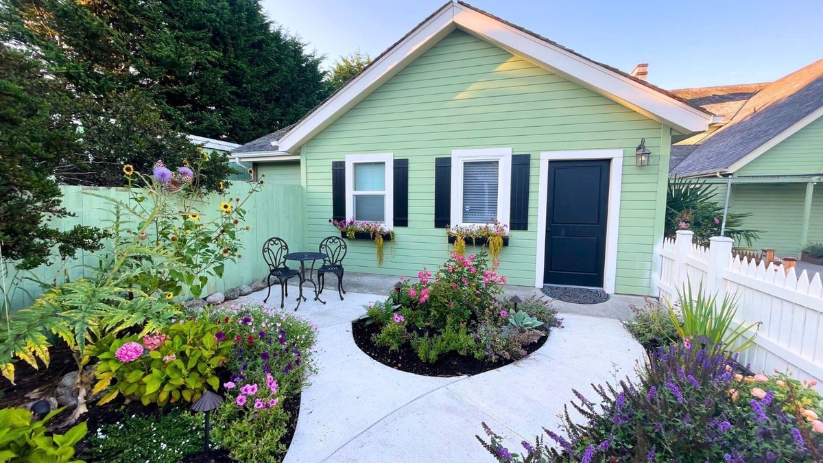 Lopez Island Cottage | New! Charming Cottage in Seaside Village Walk to Beach,Food,Coffee, Farmers Mkt.