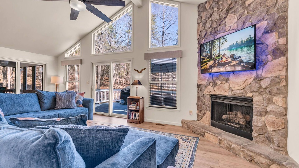 Bumpass House | NEW! CHARMING & COZY! Lakefront Hideaway: Jazzcui, Beach, Water Toys & More!