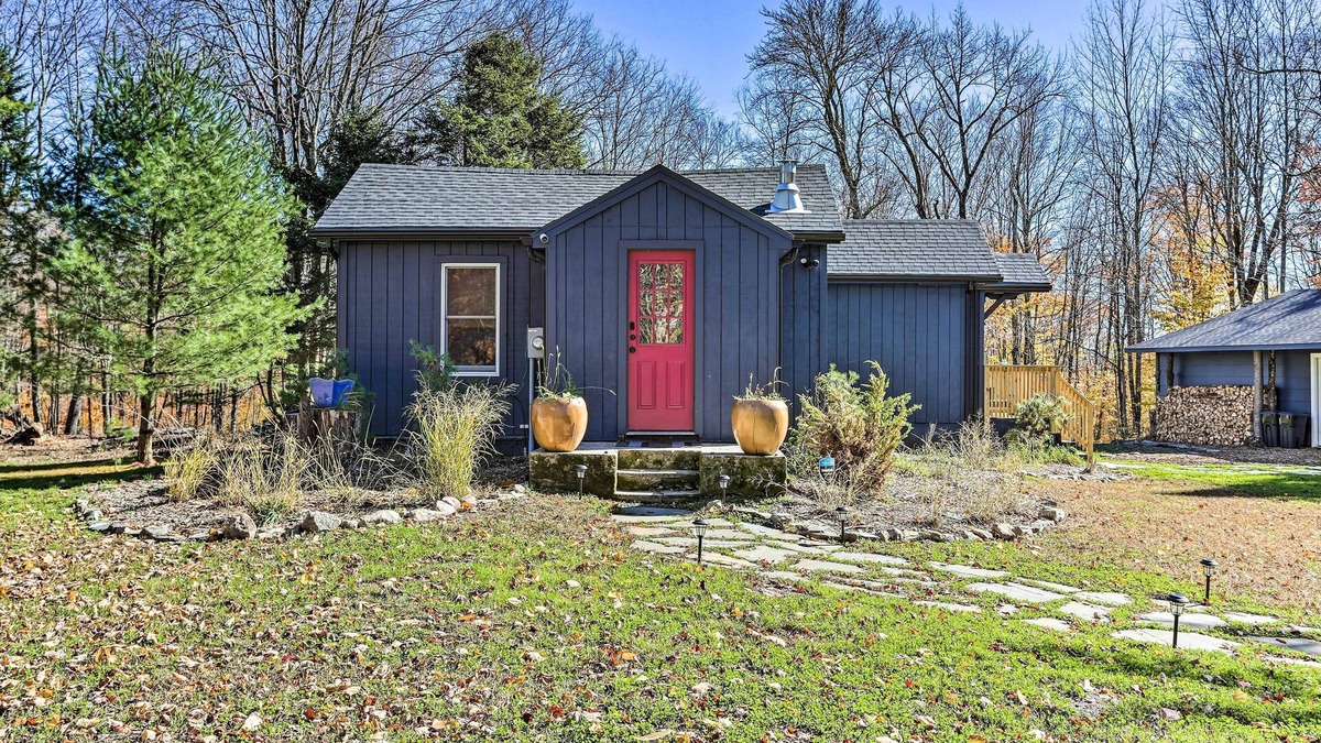 Swan Lake Cottage | NEW! Charming Upstate Escape < 1 Mi to Swan Lake!