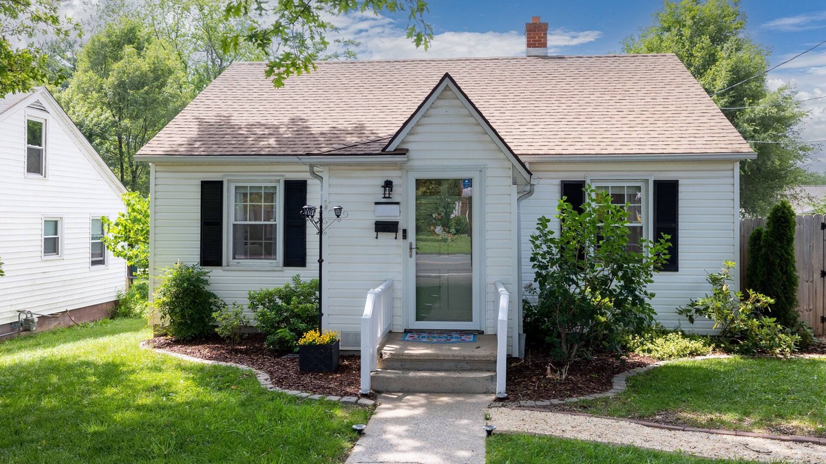 Waynesboro House | NEW! Cheerful 2 bd bungalow with hot tub. Must see!