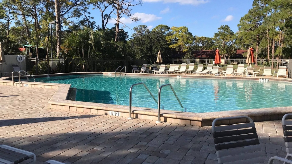 Sarasota Villa | NEW - Cheerful 2 bedroom villa - 13 min. to Siesta Key