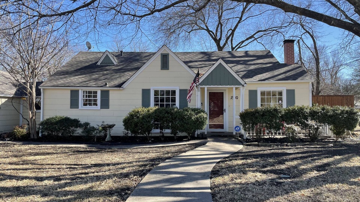 Waxahachie House | New! Cheerful cottage filled with art and books in the heart of Waxahachie