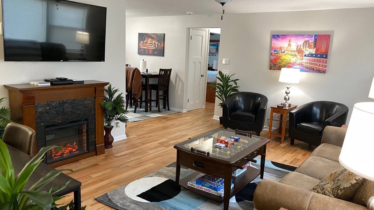 Racine House | New! Cheers! Pro Cleaned, Self Check In Sleeps 6