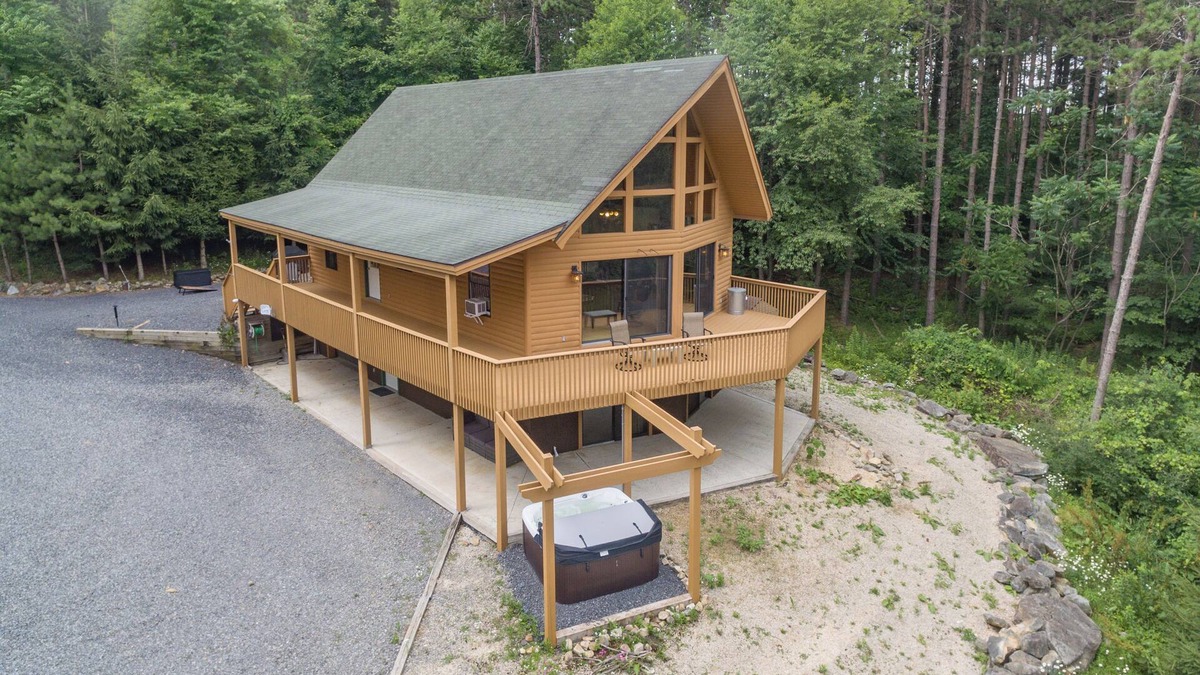 Accident House | New! Chic Cabin w/Hot Tub, Trails & Dog Friendly