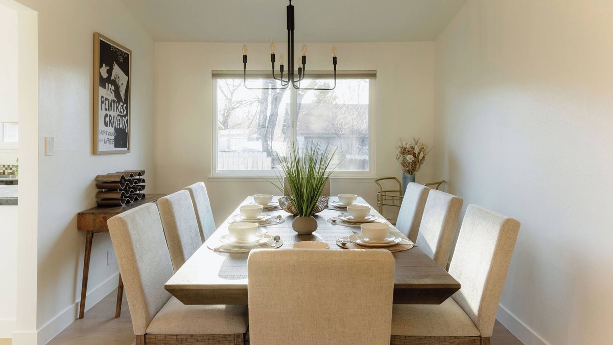Mira Loma House | NEW! Chic+Cozy, Sleeps 10, King Bed, Work Desk, Tahoe 30 min, Mt Rose Ski 20 min