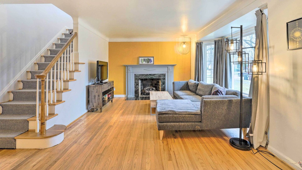 Grosse Pointe Woods House | NEW! Chic Pet-Friendly Grosse Pointe Woods Getaway