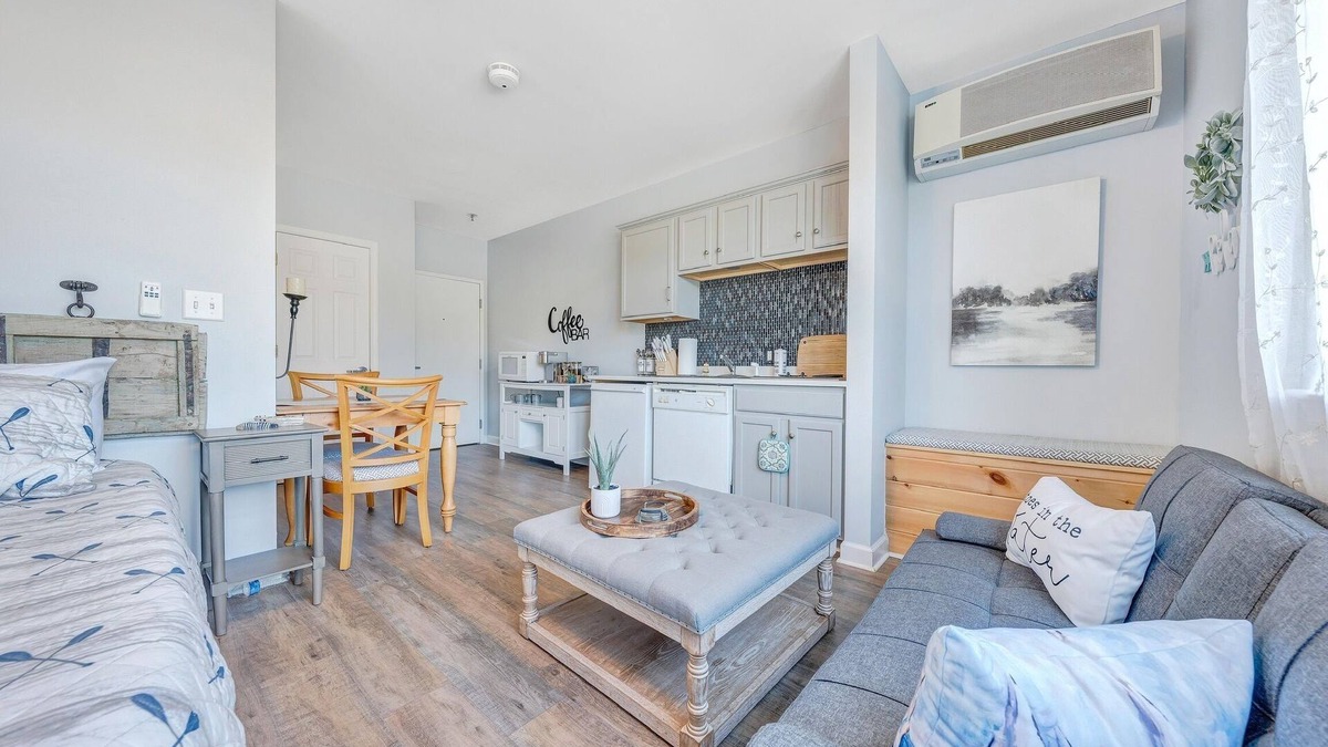 Huddleston Condo | NEW, CLEAN - Belle's Boat Haven Studio in Smith Mountain Lake