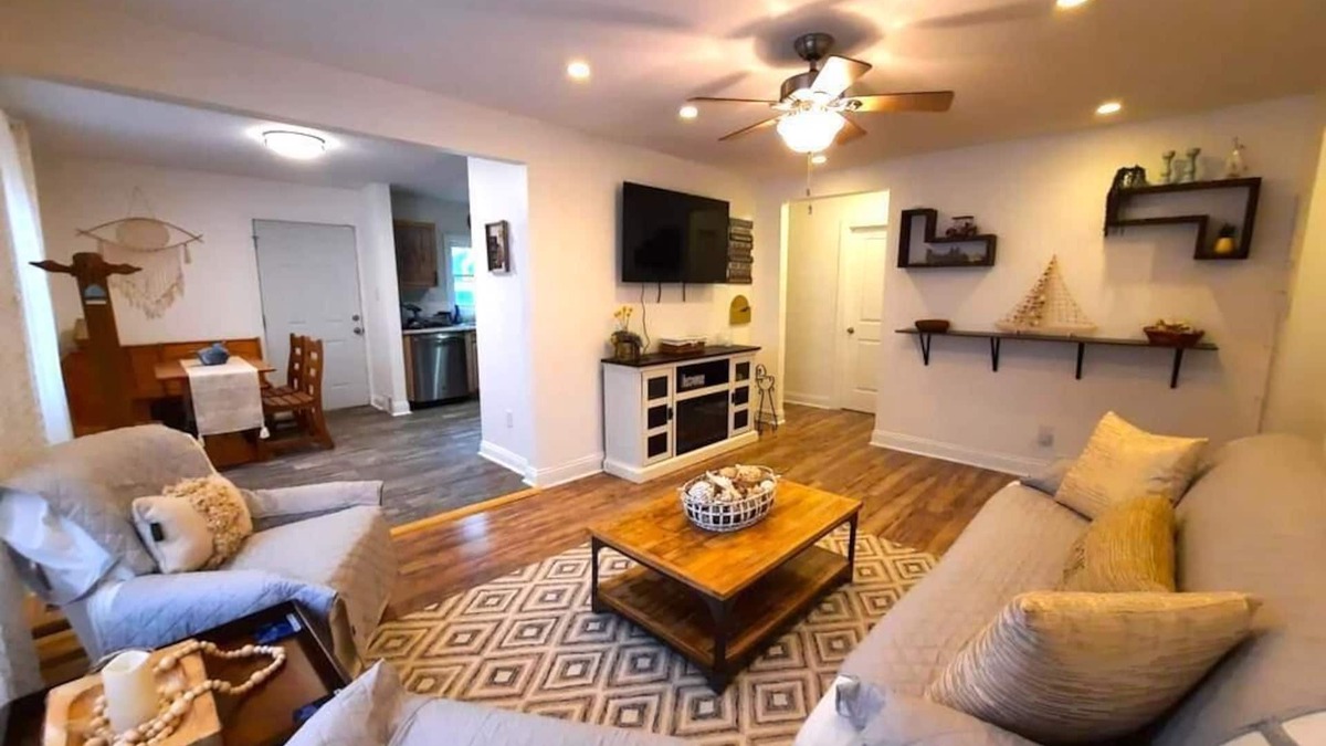 Benton Harbor Cottage | NEW ★ 🤩| Close to Beaches | Golf course | Private Deck | Central Air | 5 beds