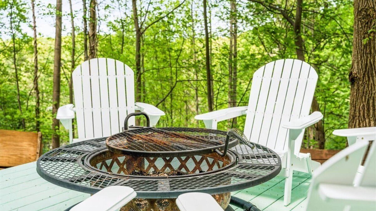 Stanley Cottage | NEW Colorful Cottage + Hot Tub + Pets + 15 min to LAKEn