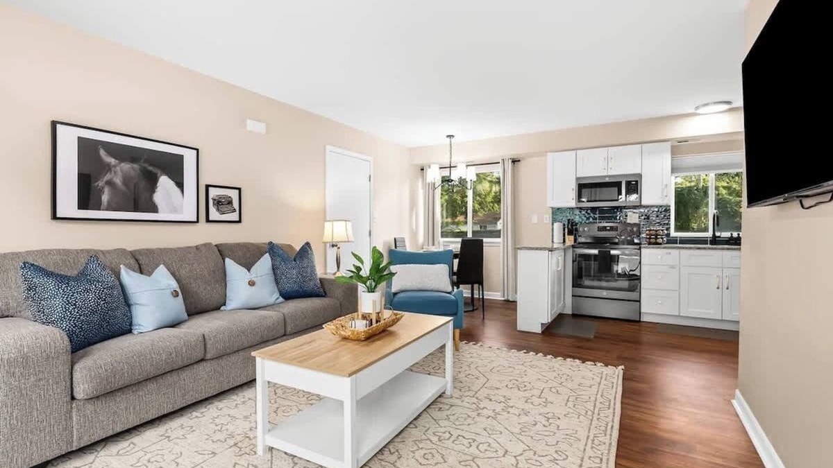 Roseville Apartment | New! Comfortable 1BR Flat Near Downtown Roseville