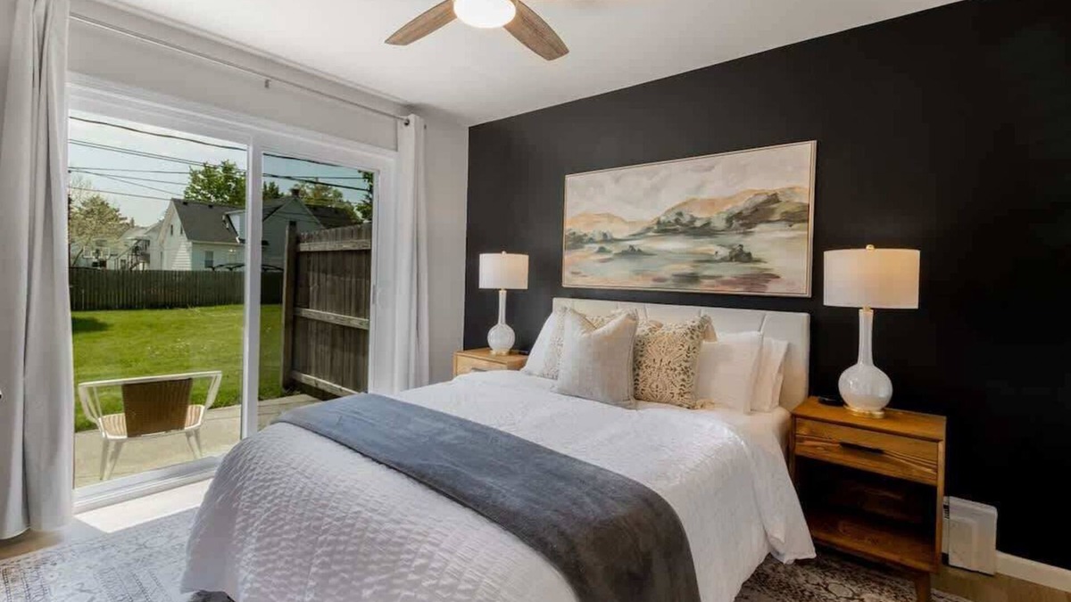 Mount Clemens Apartment | NEW! Comfy 1 Bedroom Flat | Hollywood Suites