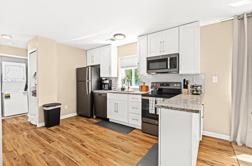 Roseville Apartment | New! Comfy 1BR Upper Flat near Downtown Roseville