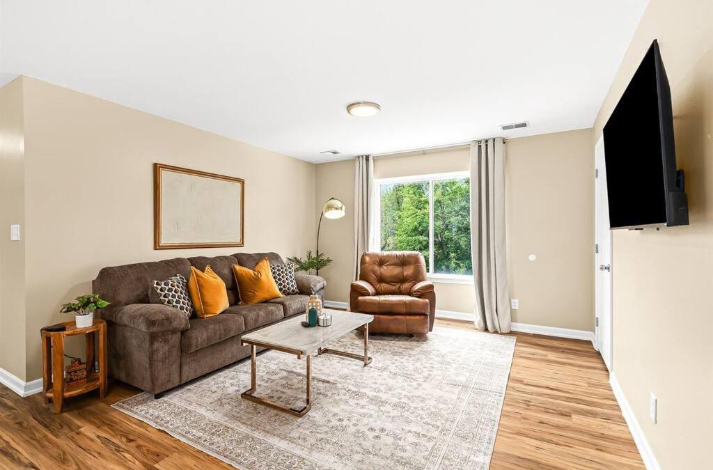 Roseville Apartment | New! Comfy 1BR Upper Flat near Downtown Roseville