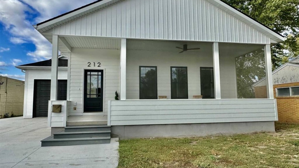 Clear Lake House | New Construction Home, 1 block to Legendary Surf District/Blocks to downtown
