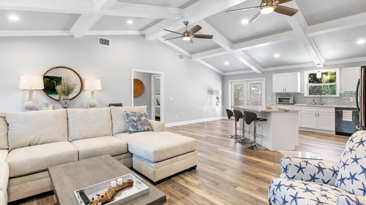 Hobe Sound House | New Construction- Hot Tub - 1.3m to Beach, 2 KING Beds.