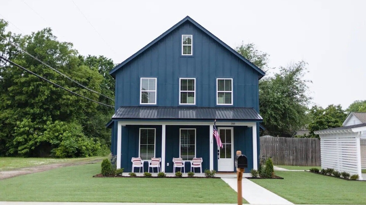 Broken Arrow Cottage | New Construction, walking distance to shops an restaurants in the Rose District!