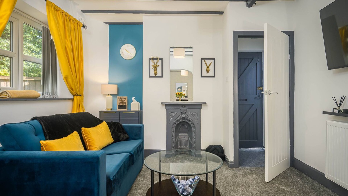 Hazel Grove House | NEW! Cosy Cottage, Sleeps 7, Parking, Smart TV